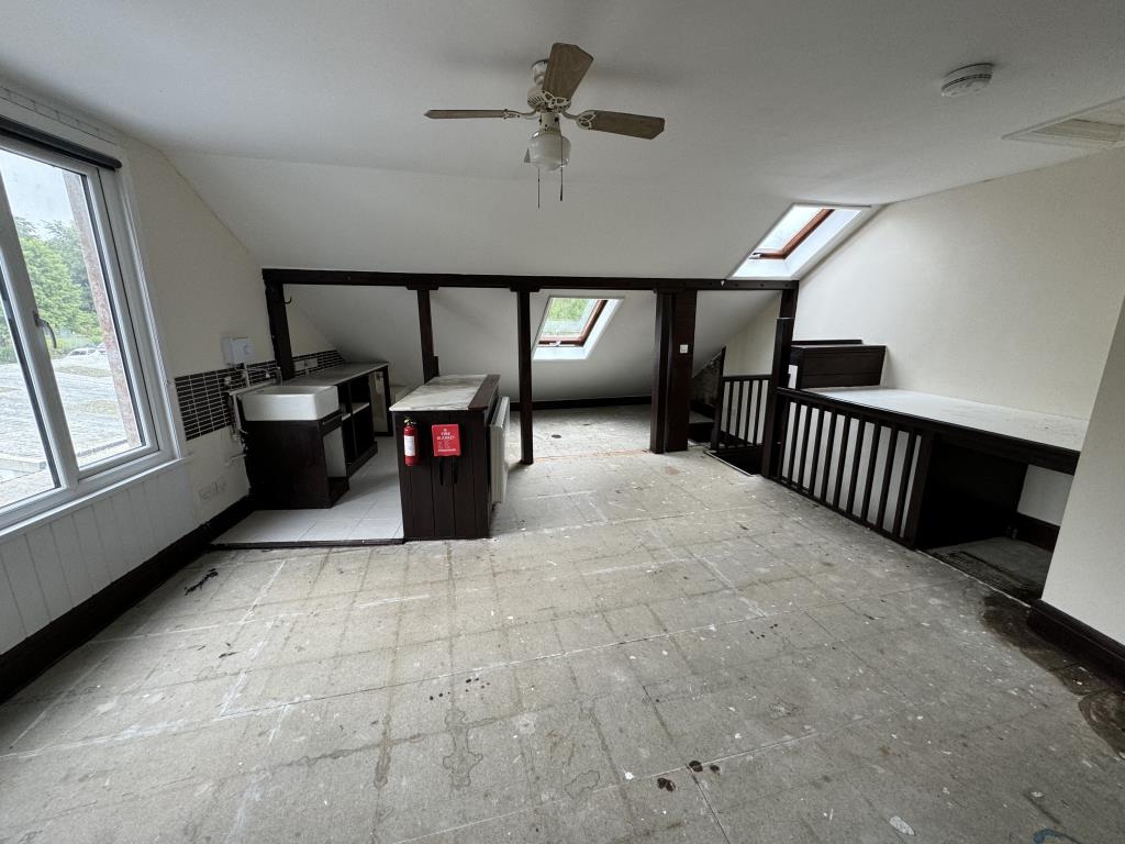 Lot: 86 - THREE LEASEHOLD STUDIO FLATS IN TOWN CENTRE - View of the flat on the second floor different angle